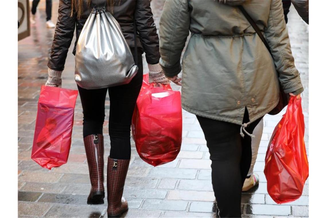 Der Umwelt zuliebe: Einkaufstüten aus Plastik droht das Aus. Foto: Bernd Wüstneck/dpa