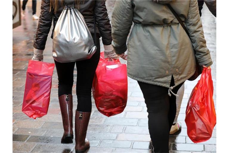Der Umwelt zuliebe: Einkaufstüten aus Plastik droht das Aus. Foto: Bernd Wüstneck/dpa