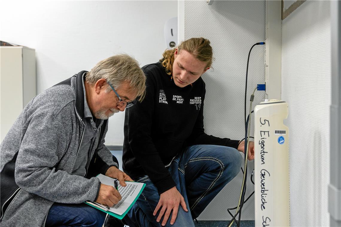Der Umweltbeauftragte Achim Fürniss (links) und Schüler Kim Richter dokumentieren den Stromverbrauch. Foto: Alexander Becher