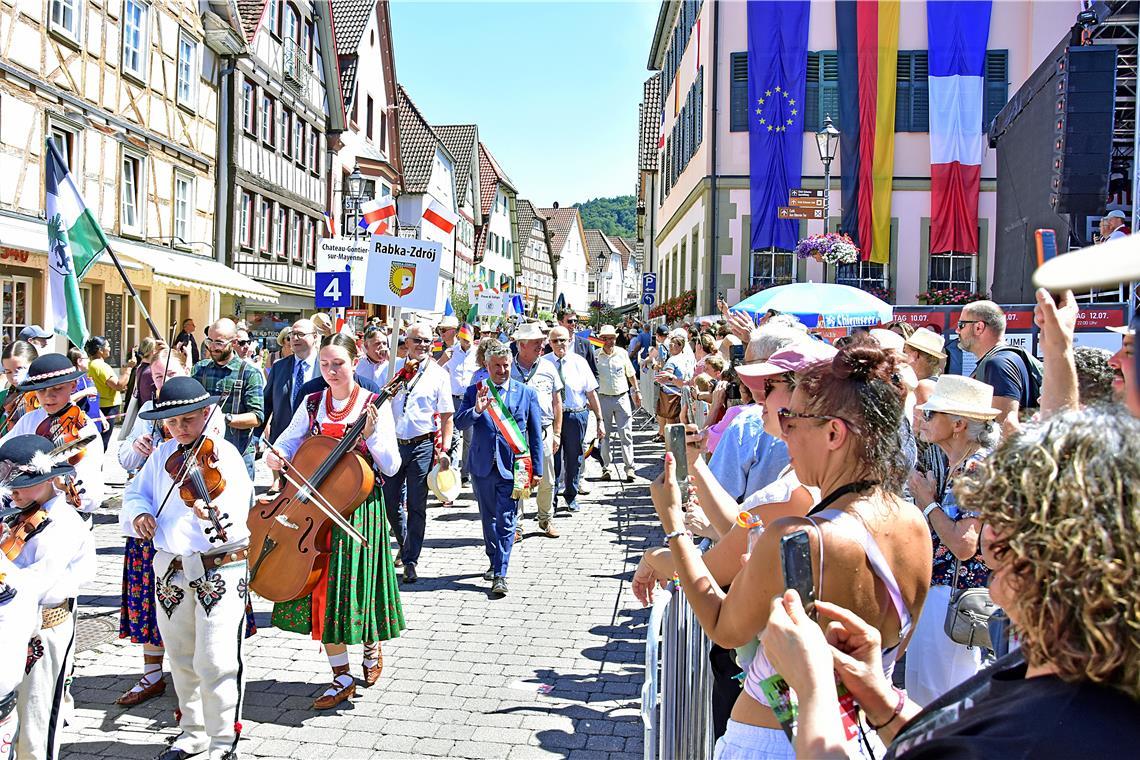 Der Umzug führt am festlich geschmückten Rathaus vorbei. Feier zu 60 Jahre Städt...
