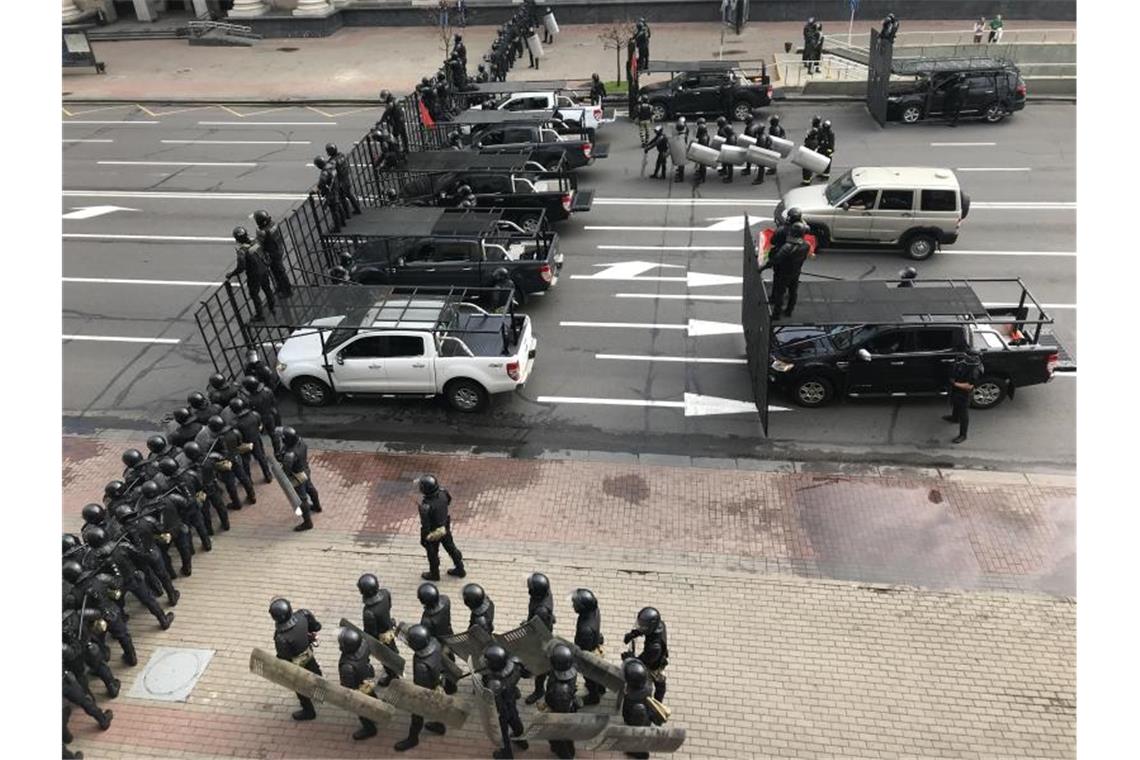 Zehntausende protestieren in Belarus trotz Truppenaufmarsch Der Unabhängigkeitsplatz ist mit Metallgittern gesperrt und von Hundertschaften der Polizei umstellt. Foto: Ulf Mauder/dpa