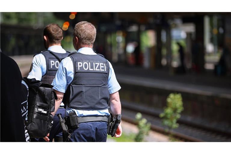 Der unbekannte Angreifer flüchtete nach der Tat, die Polizei sucht Zeugen. (Symbolfoto)