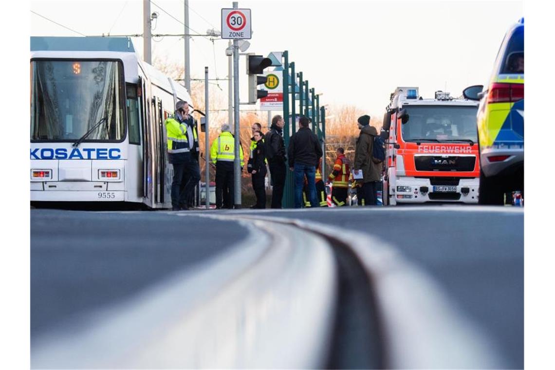 Der Unfall ereignete sich an einer stark befahrenen Kreuzung, die anschließend weiträumig abgesperrt wurde. Foto: Julian Stratenschulte/dpa