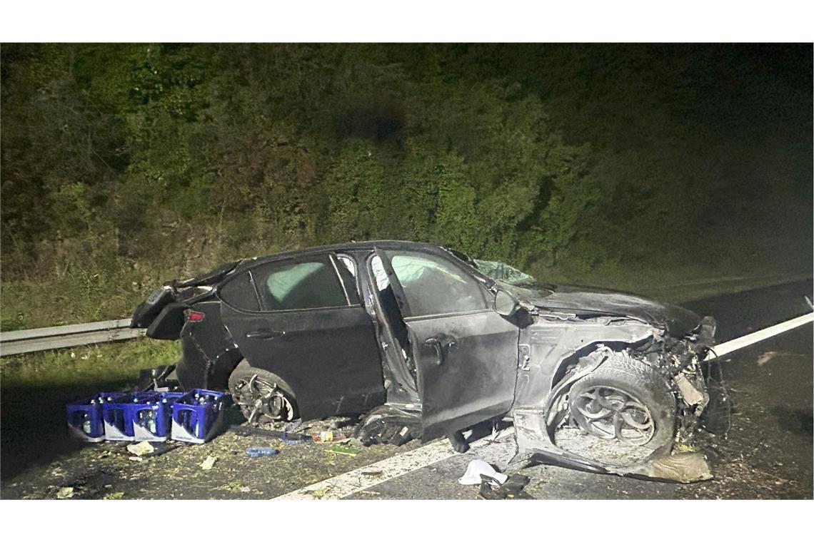 Fahrer lebensgefährlich verletzt – Ersthelfer löschen Autobrand Der Unfall ereignete sich auf der A8 bei Pforzheim.