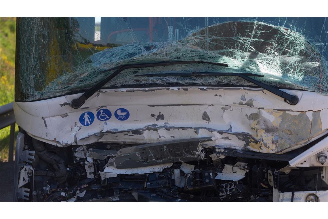 Der Unfall ereignete sich auf der Bundesstraße 327 zwischen Gödenroth und Kastellaun im Rhein-Hunsrück-Kreis.