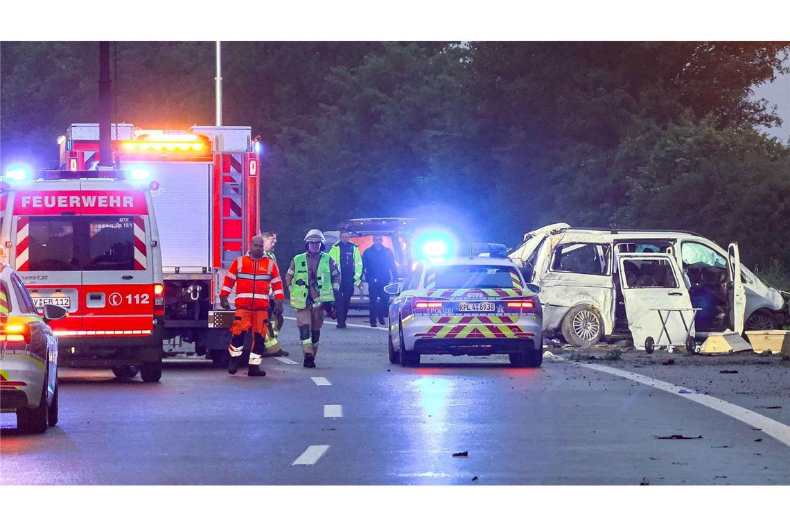 Mindestens drei Tote bei Unfall nahe Koblenz Der Unfall ereignete sich den Angaben eines Polizeisprechers zufolge gegen 03.05 Uhr auf der Fahrbahn Richtung Trier.