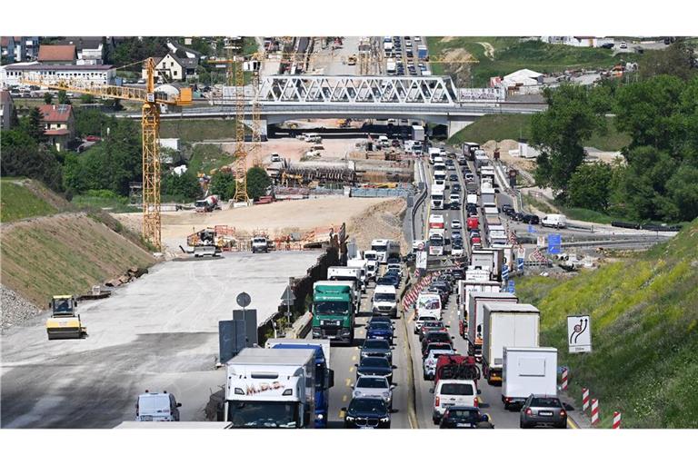 Der Unfall passierte im Bereich der neuen Lärmeinhausung auf der A8. (Archivbild)