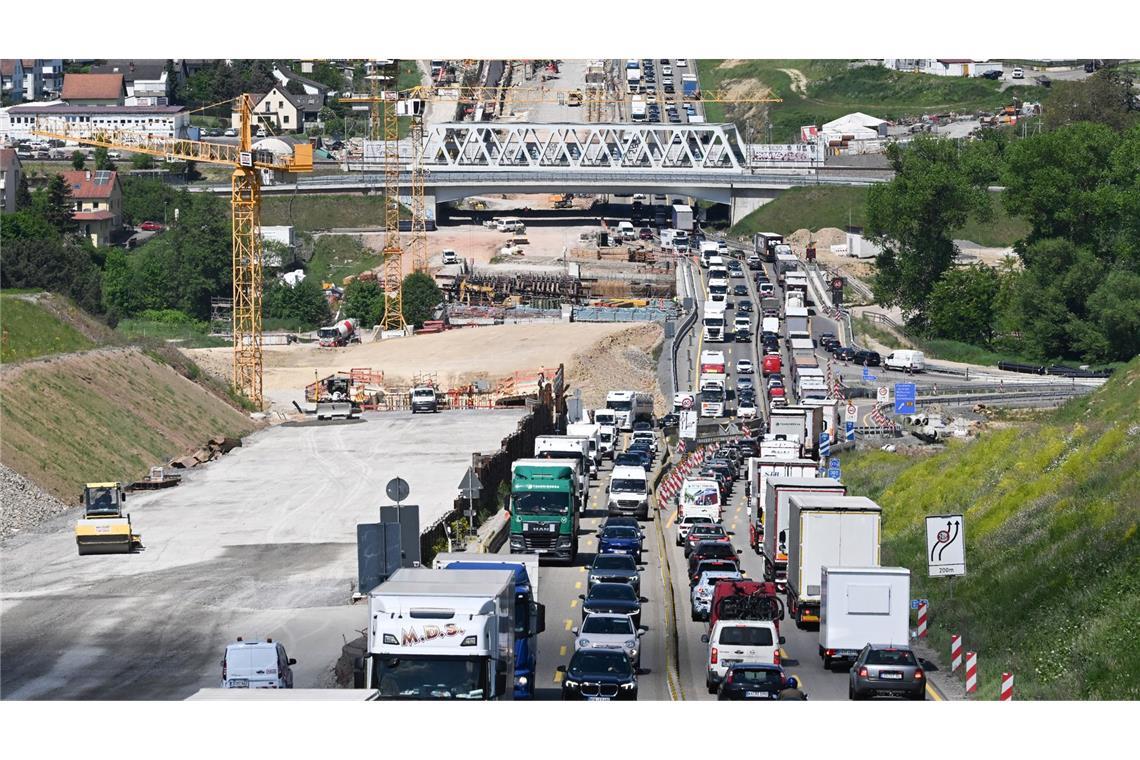 Auffahrunfall mit acht Fahrzeugen – zeitweise Vollsperrung auf A8