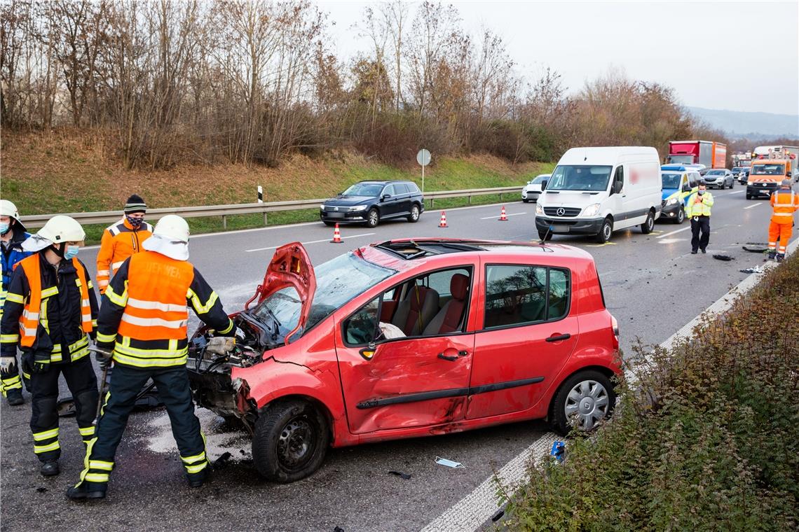Unfall beim Fahrstreifenwechsel Der Unfall verursachte größere Verkehrsbehinderungen. Foto: B. Beytekin