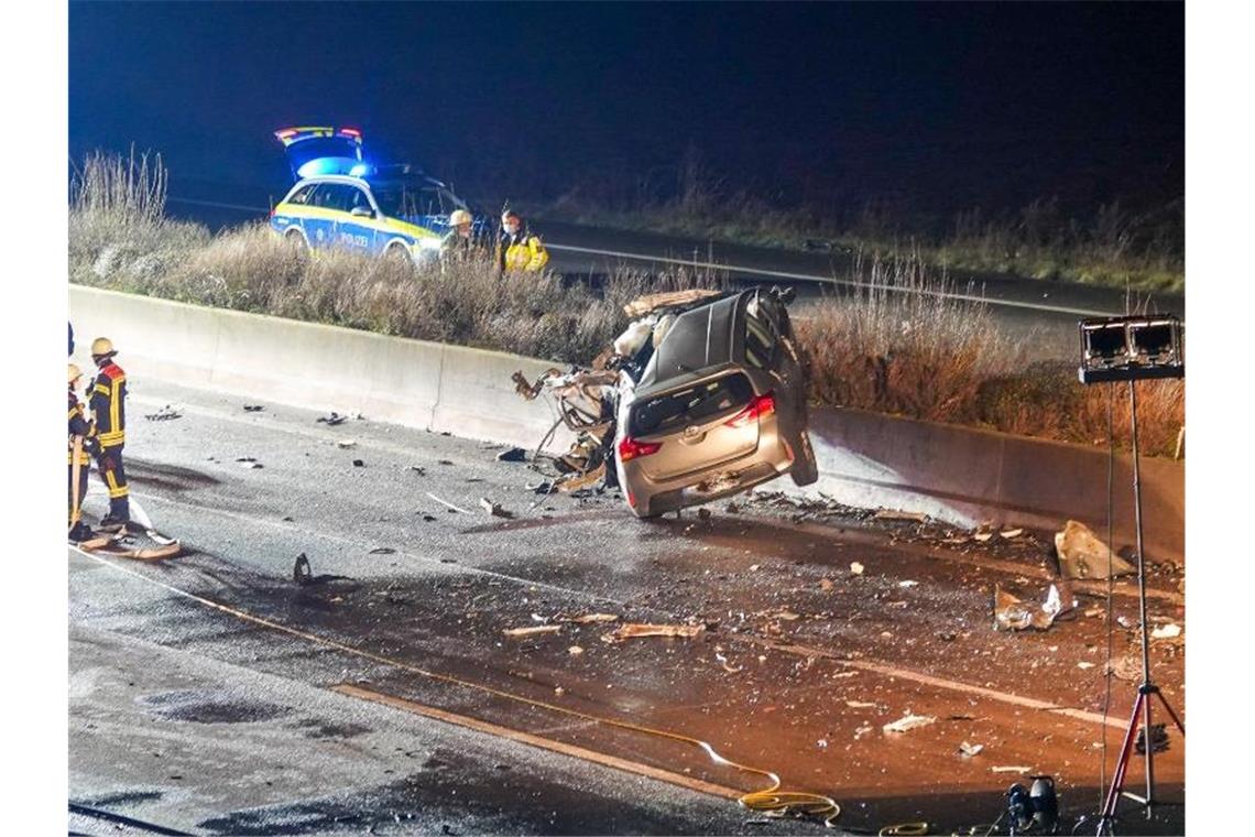 Der Unfallwagen auf der Autobahn 5 bei Offenburg. Foto: Christina Häußler/Einsatz-Report24/dpa