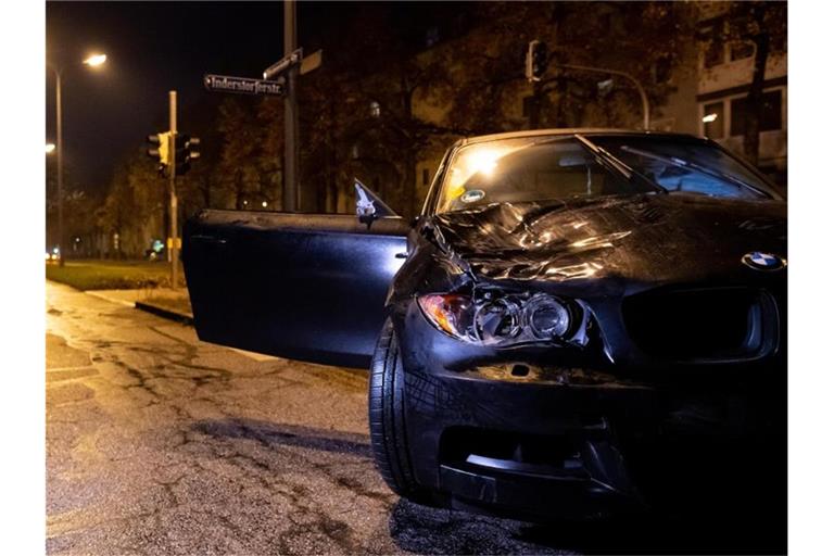 Der Unfallwagen steht auf der Fürstenrieder Straße in München-Laim. Foto: Sven Hoppe/dpa