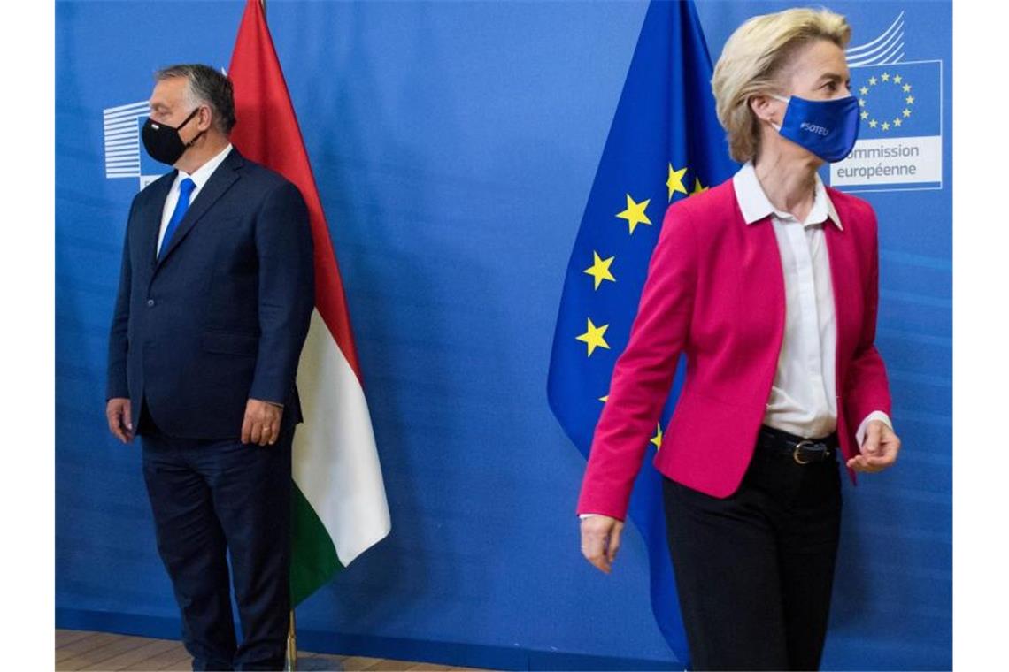 EU-Kommission geht gegen Ungarns Gesetz zu Sexualität vor Der ungarische Ministerpräsident Viktor Orban (l.) und EU-Kommissionspräsidentin Ursula von der Leyen bei einem Treffen im vergangenen September in Brüssel. Foto: Etienne Ansotte/European Commission/dpa