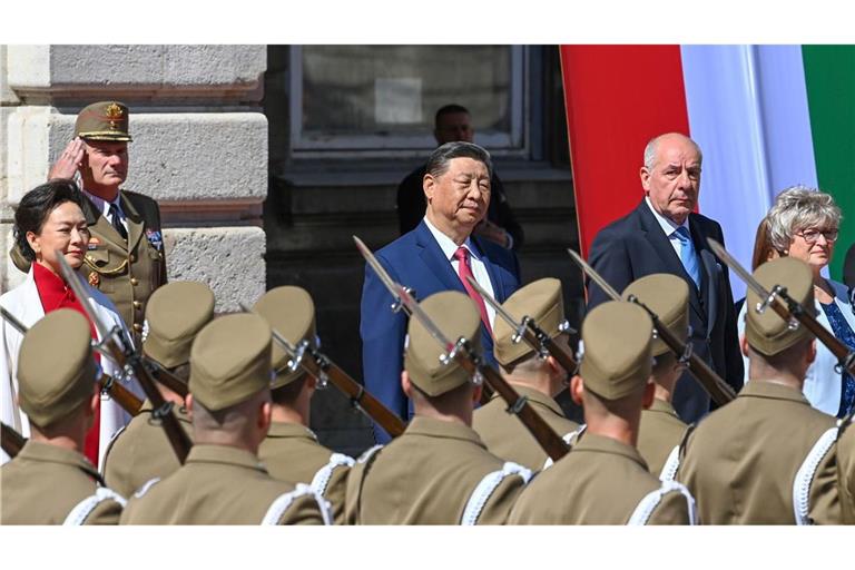 Der ungarische Präsident Tamas Sulyok (2.v.r) empfängt den chinesischen Präsidenten Xi Jinping (M) mit militärischen Ehren im Löwenhof des Budapester Burgpalast.