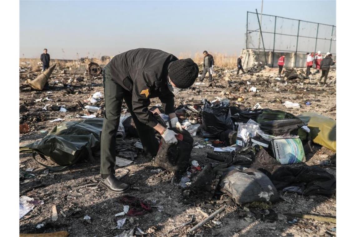 Nach Flugzeugabsturz: Iran weist Abschuss-Spekulation zurück Der Unglücksort nahe des Imam-Chomeini-Flughafens ist mit Trümmern übersät. Foto: Mohammadreza Abbasi/dpa