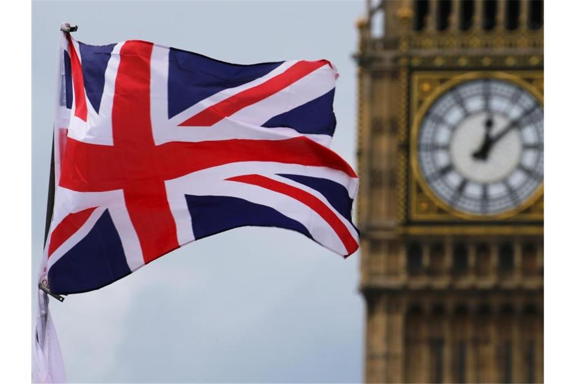 Der Union Jack weht vor Big Ben in London. Die Debatte um den Brexit hat das Land so gespalten, wie sonst kein anderes Thema seit Jahrzehnten. Foto: Michael Kappeler