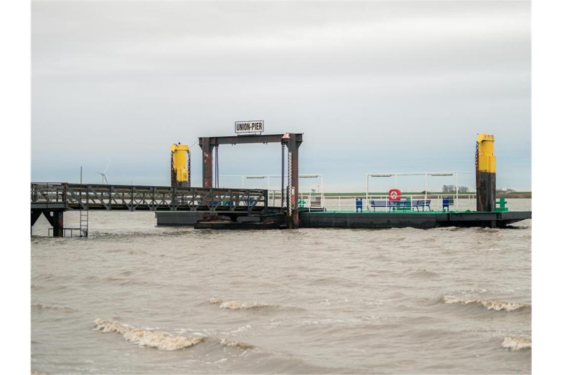 Der Union-Pier in Nordenham in Niedersachsen, an dem das Schiff mit sechs Castoren mit hoch radioaktivem Atommüll erwartet wird. Foto: Mohssen Assanimoghaddam/dpa