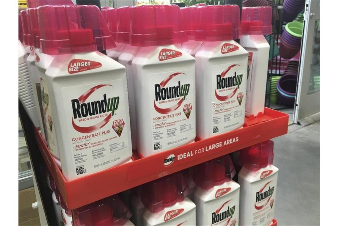 Der Unkrautvernichter Roundup mit dem Wirkstoff Glyphosat steht in einem Geschäft. Foto: Haven Daley/AP/dpa