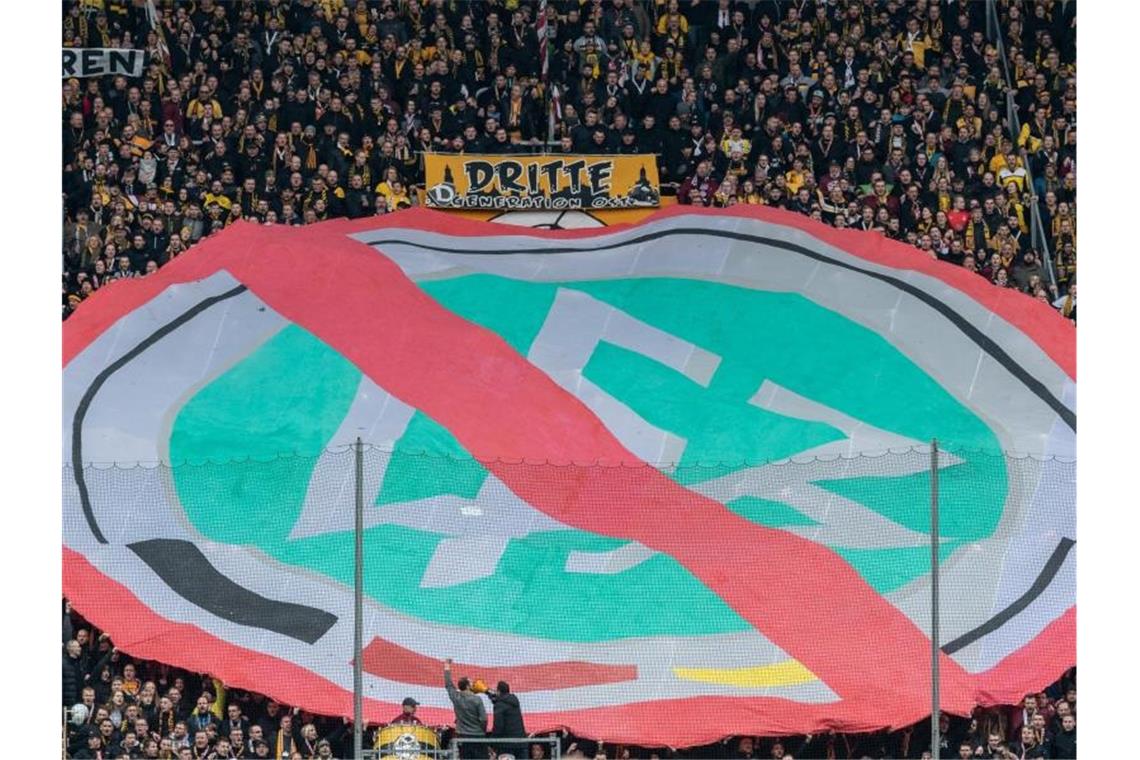 Debatte um Wertewandel: Fans erhöhen Druck auf DFB und DFL