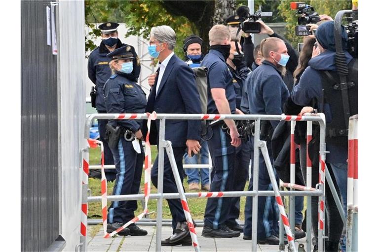 Der unter anderem wegen Betrugs angeklagte langjährige Audi-Chef Rupert Stadler betritt das Landgericht München. Foto: Peter Kneffel/dpa