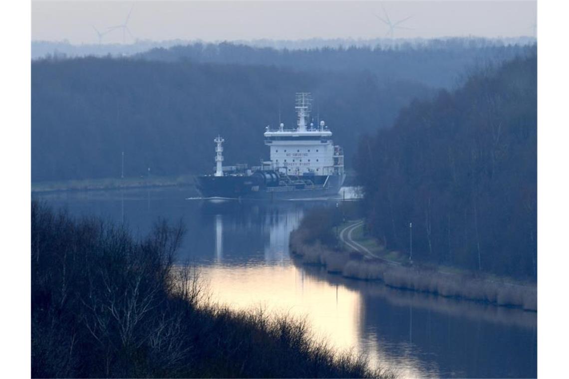 Der unter maltesischer Flagge fahrende Tanker „Selenka“ fährt auf dem Nord-Ostsee-Kanal in Richtung Ostsee. Foto: Carsten Rehder/dpa