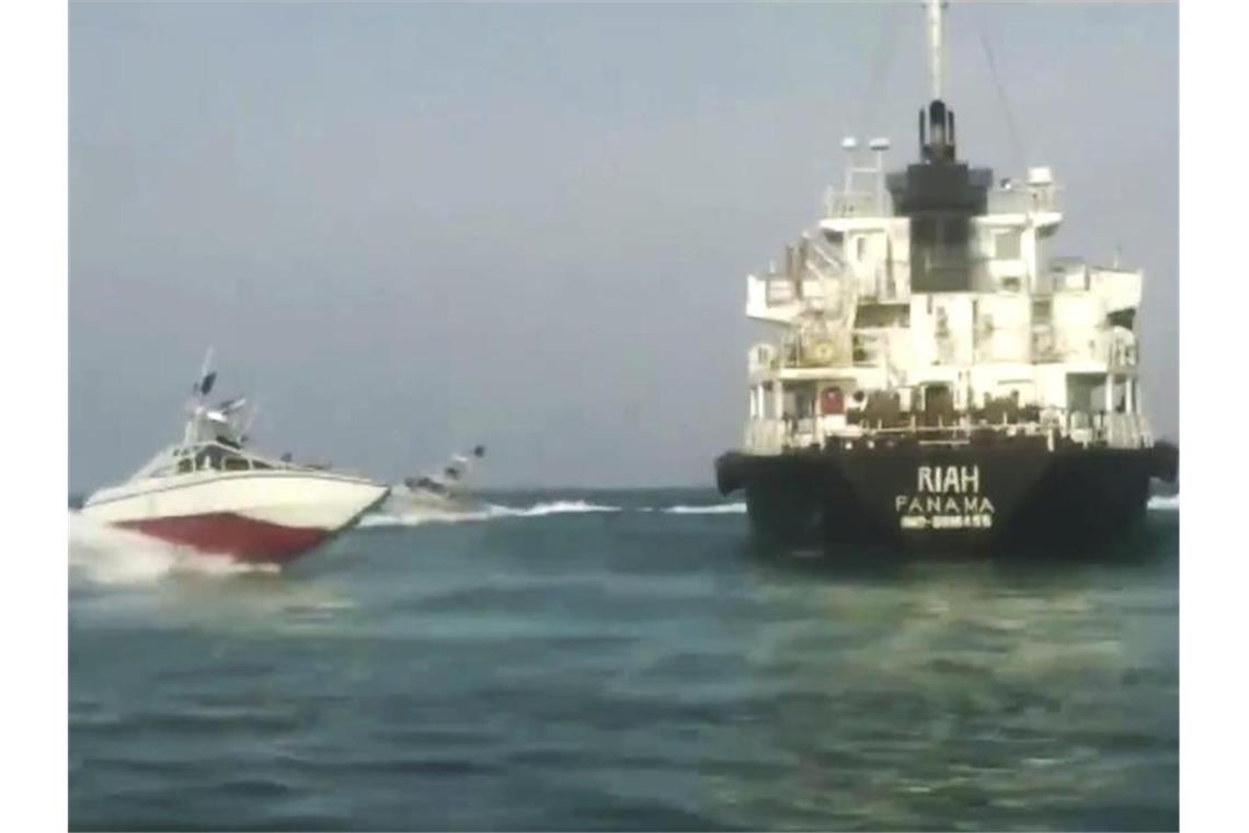 Teheran: USA haben keine iranische Drohne zerstört Der unter panamaischer Flagge fahrende Öltanker MT Riah ist von Schiffen der iranischen Revolutionsgarde umgeben. Foto: Press TV
