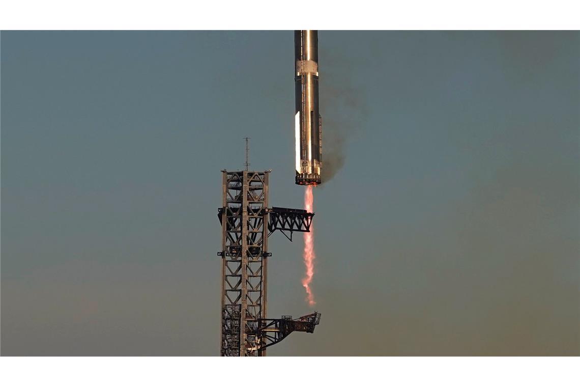 Rückschlag für Elon Musk bei siebtem Testflug von "Starship" Der untere Teil - der Booster - der Rakete Starship von SpaceX kehrt während eines Testflugs von der Starbase in Boca Chica zur Startrampe zurück.
