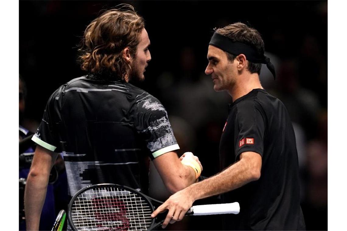 Der unterlegene Roger Federer (r) gratuliert Stefanos Tsitsipas zum Sieg. Foto: John Walton/PA Wire/dpa