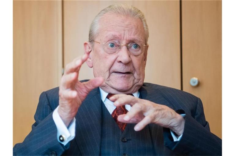 Der Unternehmer Hans Peter Stihl spricht mit Journalisten der Deutschen Presse-Agentur. Foto: Tom Weller/dpa/Archiv