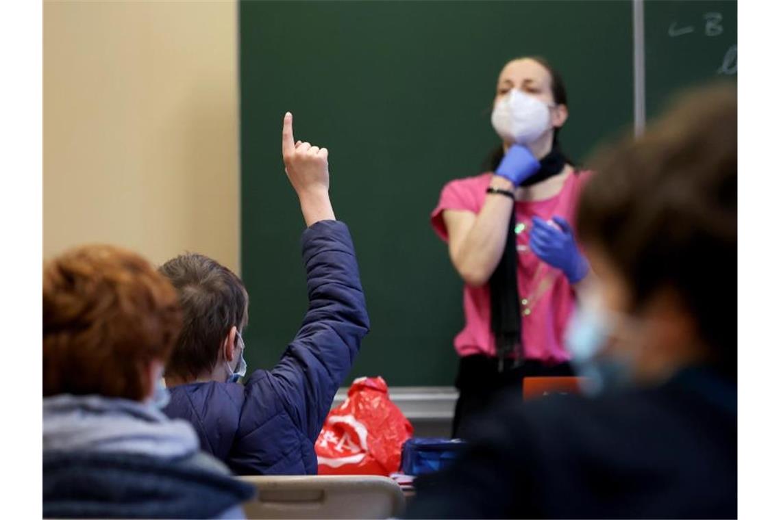 Corona-Lockerungen: Weitere Schulöffnungen geplant Der Unterricht soll in Kürze - wenn möglich - weiter ausgedehnt werden. Foto: Ronny Hartmann/dpa-Zentralbild/dpa