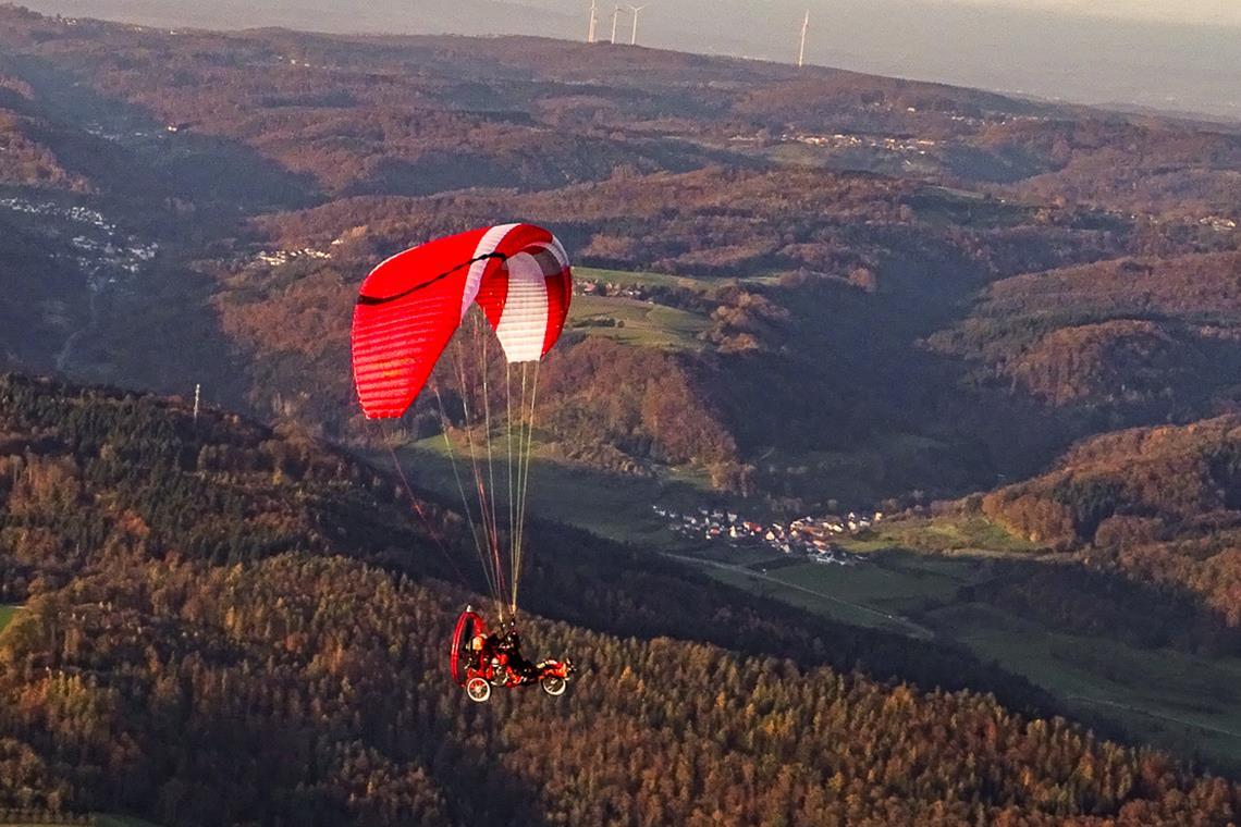 Mit dem Flyke die Welt von oben entdecken Der Untersatz ähnelt einem Liegefahrrad mit drei Rädern. Rund 50 Kilometer pro Stunde kann man mit dem Zweitaktmotor erreichen.