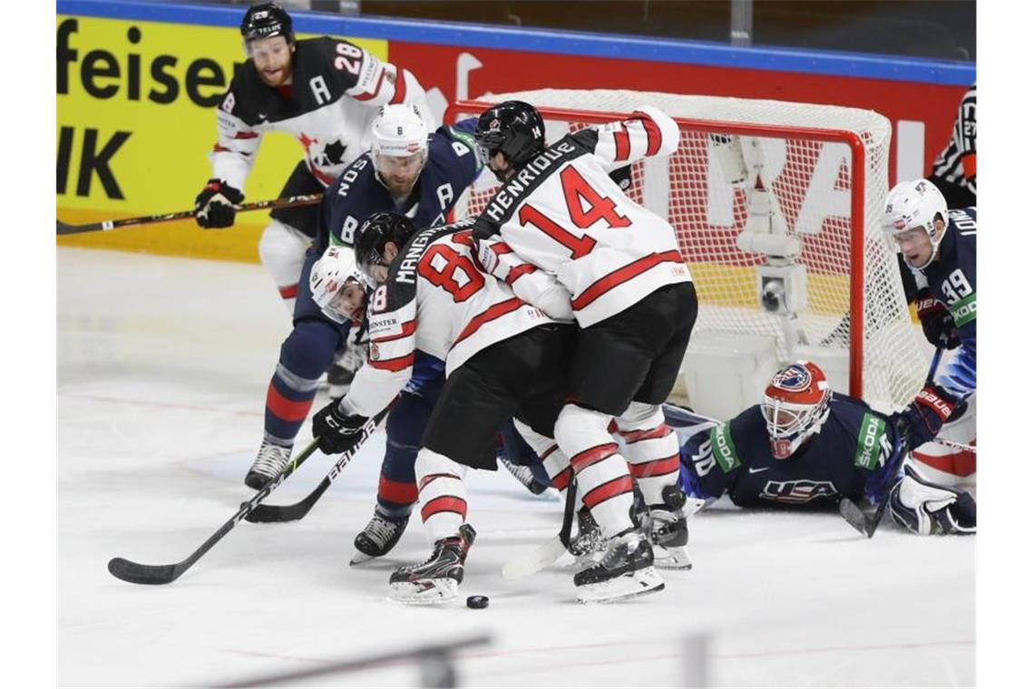 Nach schwacher Vorrunde: Kanada im Finale der Eishockey-WM Der US-Amerikaner Colin Blackwell (2.v.l) verteidigt gegen Kanadas Andrew Mangiapane (4.v.l) und Adam Henrique (4.v.r). Foto: Sergei Grits/AP/dpa