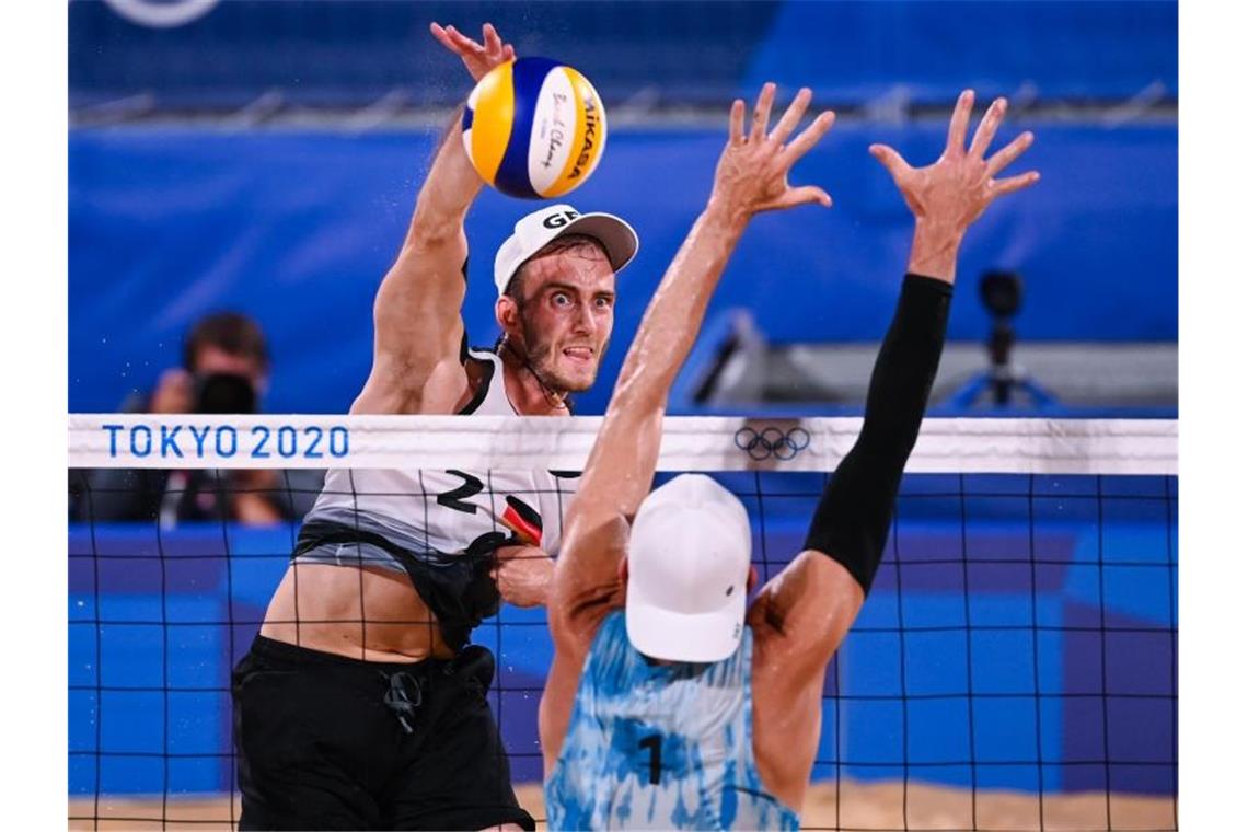 Der US-Amerikaner Jacob Gibb versucht den Ball von Clemens Wickler (l) zu blocken. Foto: Marijan Murat/dpa