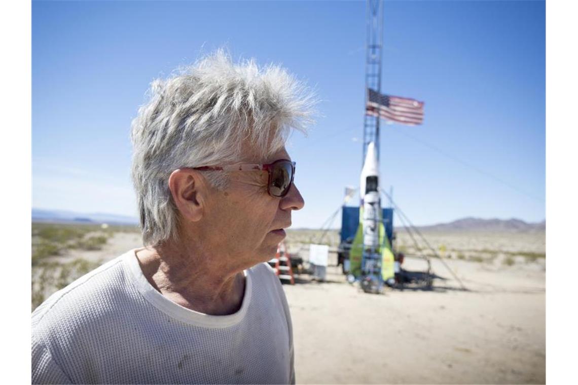 Der US-Amerikaner Mike Huges, „Mad Mike“, steht vor einem selbstgebauten Flugkörper. Er soll US-Medienberichten zufolge bei einem Flug mit einer selbstgebastelten Rakete ums Leben gekommen sein. Foto: James Quigg/The Daily Press/AP/dpa