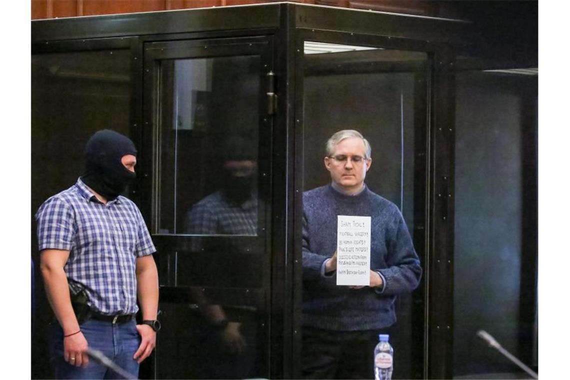 Der US-Bürger Paul Whelan (r) vor der Urteilsverkündung in einem Moskauer Gericht. Foto: Sofia Sandurskaya/Moscow News Agency/AP/dpa