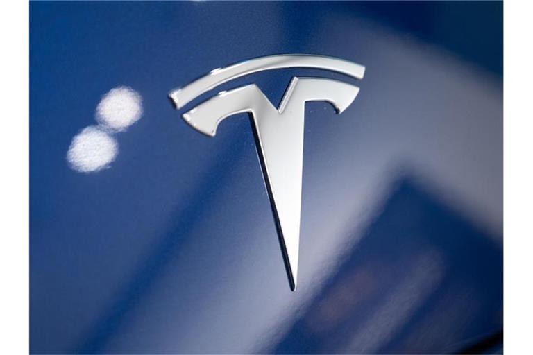 Der US-Elektroauto-Hersteller Tesla steht wegen der Eröffnung eines neuen Geschäfts in China in der Kritik. Foto: Christophe Gateau/dpa