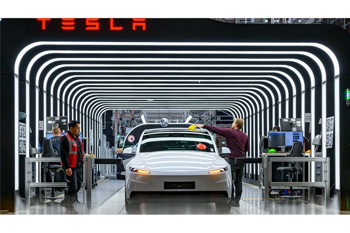 Der US-Elektroautobauer Tesla hat den Krankenstand in der Fabrik in Grünheide bei Berlin reduziert. (Archivbild)