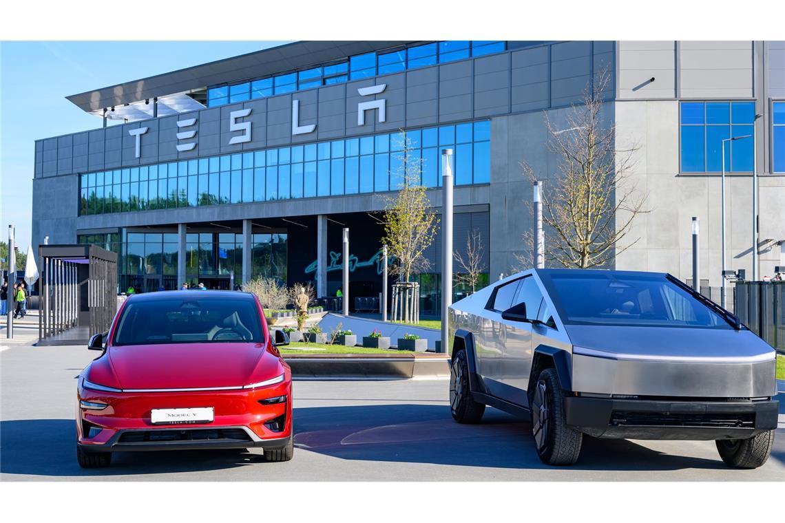 Der US-Elektroautobauer Tesla hat den Krankenstand in der Fabrik in Grünheide bei Berlin reduziert. (Archivbild)