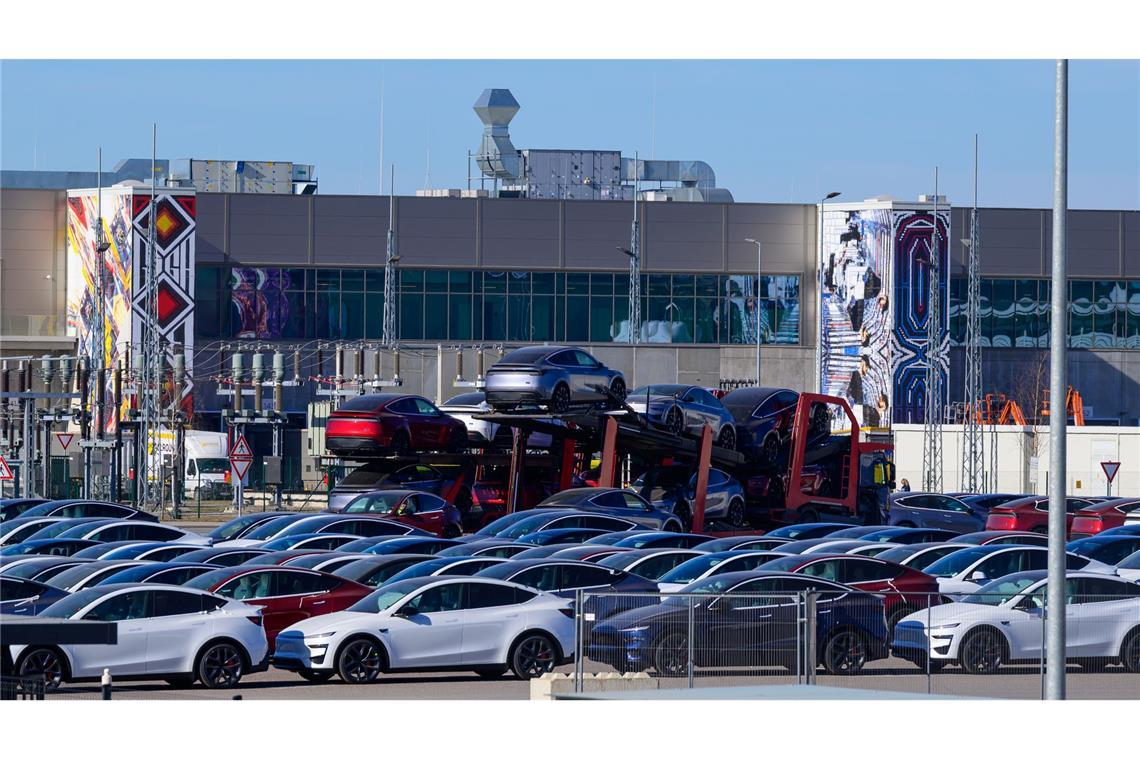 Der US-Elektroautobauer Tesla will die Zahl der Beschäftigten in seinem Werk in Grünheide erhöhen.(Archivbild)