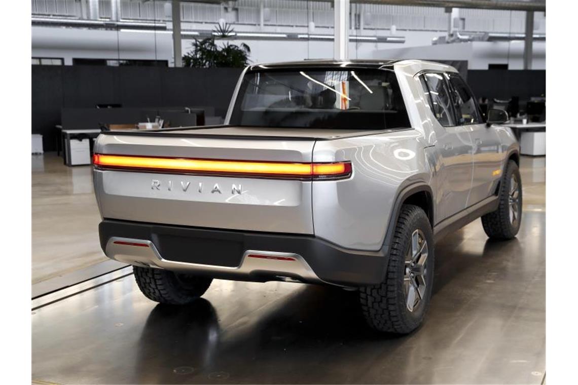 Tesla-Rivale Rivian startet furios an der Börse Der US-Elektroautoentwickler Rivian ist bei seinem Börsengang auf ein noch höheres Interesse gestoßen als erwartet. Foto: Paul Sancya/AP/dpa