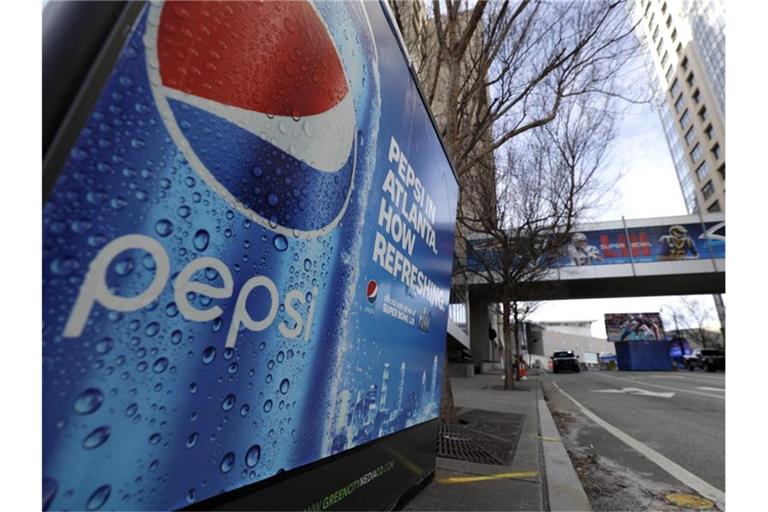Der US-Getränke- und Snack-Konzern Pepsico will den Verkauf von Pepsi, 7Up und Mirinda in Russland vorübergehend aussetzen. Foto: David J. Phillip/AP/dpa