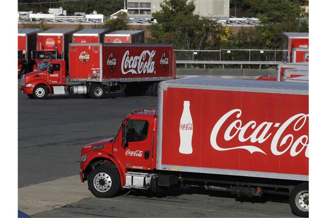 Der US-Getränkeriese Coca-Cola hat dank seines Verkaufsschlagers „Zero Sugar“ kräftige Geschäftszuwächse im dritten Quartal verbucht. Foto: Steven Senne/AP/dpa