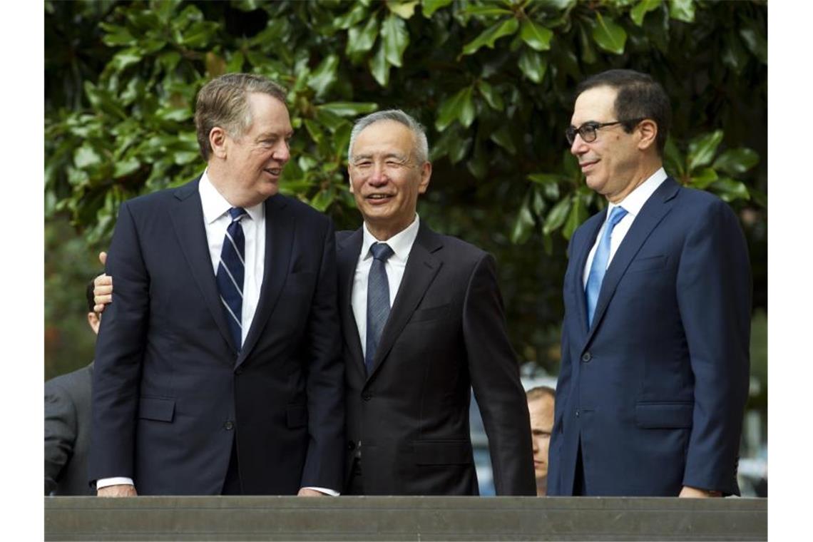 USA verkünden Einigung auf Handels-Teilabkommen mit China Der US-Handelsbeauftragte Robert Lighthizer (v.l.), der chinesische Vizepremier Liu He und US-Finanzminister Steven Mnuchin in Washington. Foto: Jose Luis Magana/AP/dpa