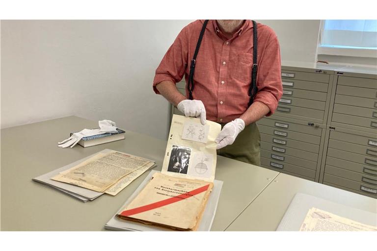 Der US-Historiker Mark Walker präsentiert im Deutschen Museum anhand von Dokumenten neue Erkenntnisse zu Hitlers Atomprogramm - und seinem Scheitern.