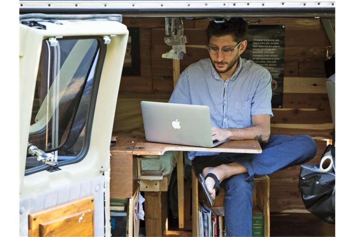 Der US-Journalist Danny Fenster arbeitet in seinem Lieferwagen, den er 2018 in Detroit zu einem Wohn-Büro umgebaut hat. Foto: Uncredited/Fenster Family Photo/AP/dpa