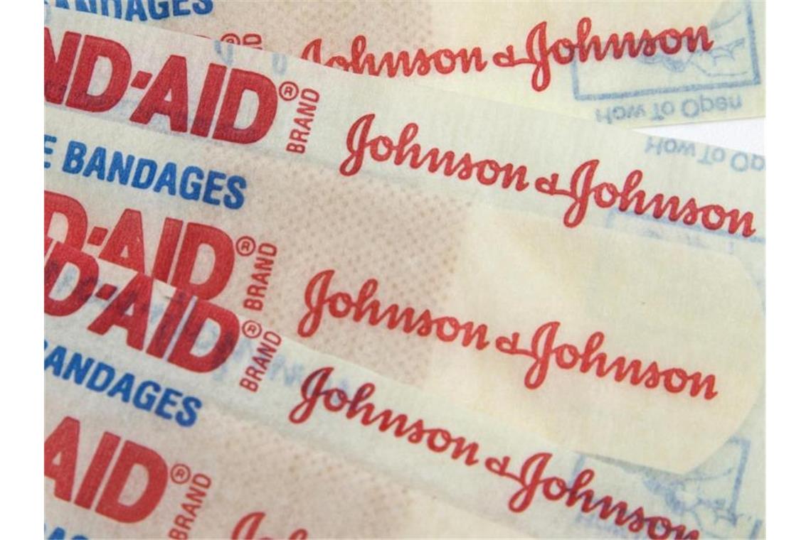 Der US-Pharmakonzern Johnson & Johnson ist zu einer milliardenschweren Strafzahlung verurteilt worden. Foto: Wilfredo Lee/AP/dpa