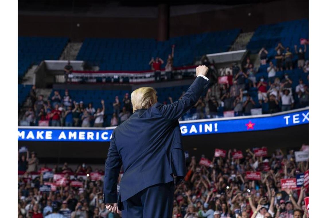 Trump erneuert Kritik an Deutschland: „Billion“-Schulden Der US-Präsident auf der Bühne im BOK-Center von Tulsa in Oklahoma. Foto: Evan Vucci/AP/dpa