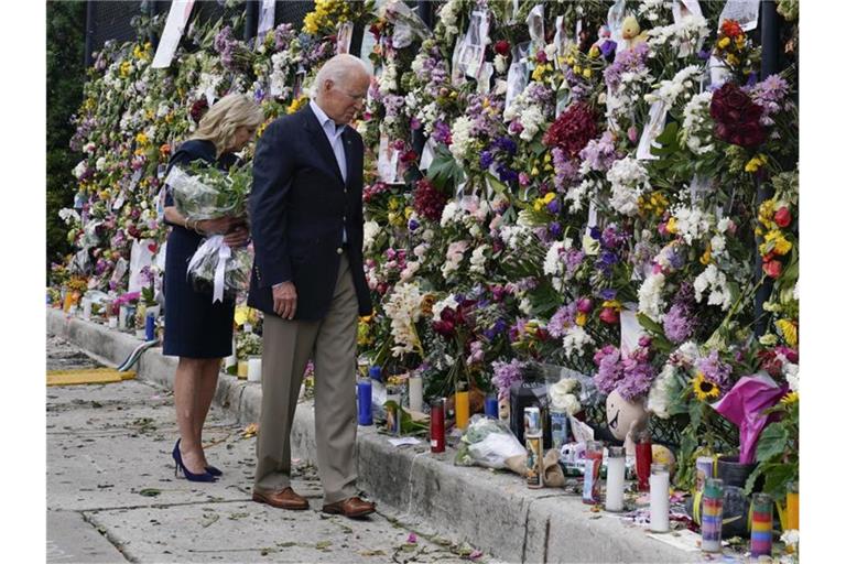 Der US-Präsident und die First Lady besuchen eine Gedenkstätte in der Nähe des Unglücksorts. Foto: Susan Walsh/AP/dpa