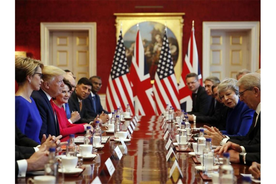 Trump verspricht Briten „phänomenales“ Handelsabkommen Der US-Präsident zu Gast im Regierungssitz Downing Street. Trumps Verhältnis zur scheidenden Premierministerin Theresa May wurde immer wieder erschüttert von dessen öffentlicher Kritik am Brexit-Kurs der Regierungschefin. Foto: Alex Brandon/AP