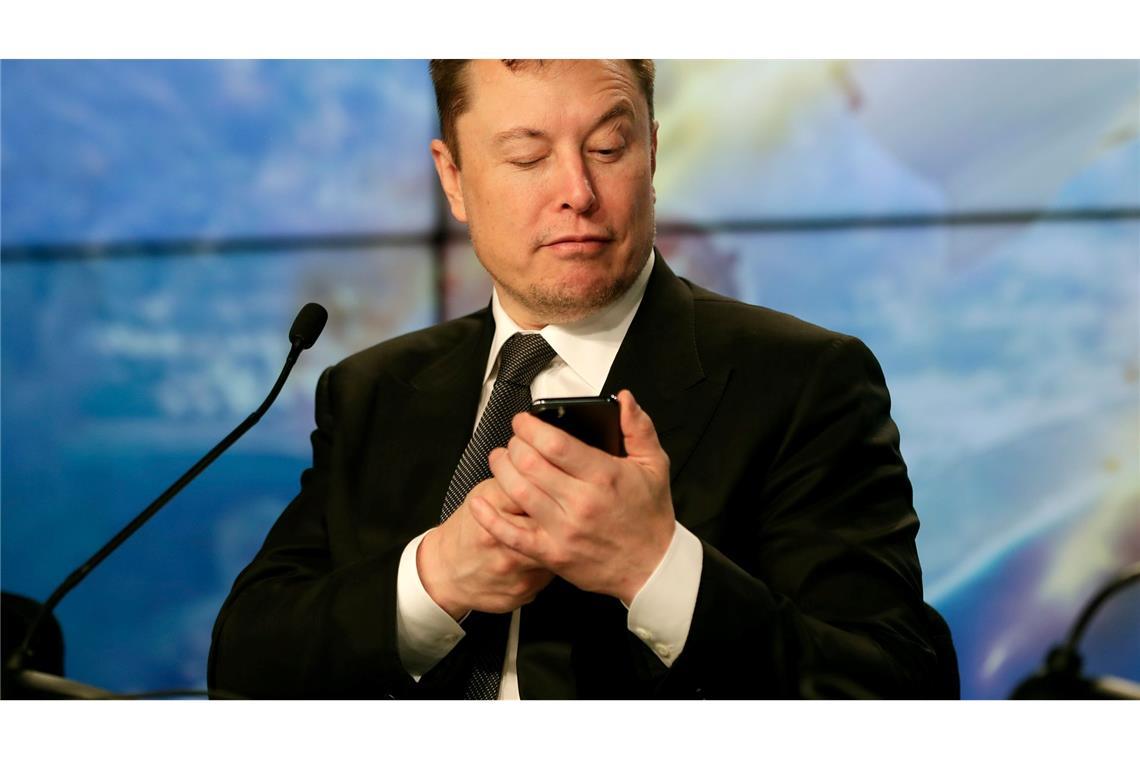 Umfrage: Mehrheit wünscht sich Kontrolle in sozialen Medien Der US-Unternehmer Elon Musk hatte die Plattform Twitter übernommen und zu X umbenannt. (Archivbild)