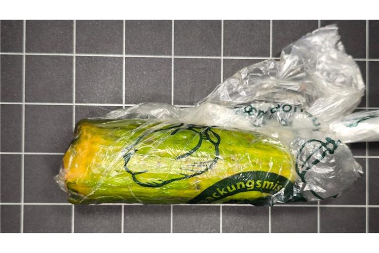 Alte Gurke statt Goldmünze für mehr als 3.000 Euro bekommen Der Vater der Frau nahm das Paket mit der Gurke an und bezahlte.